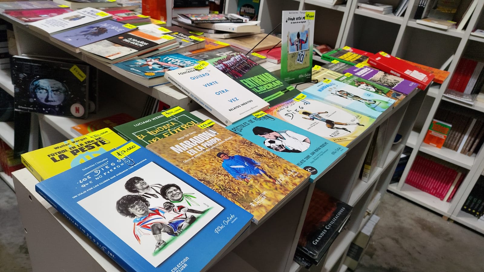 Libros sobre futbol sobre una mesa