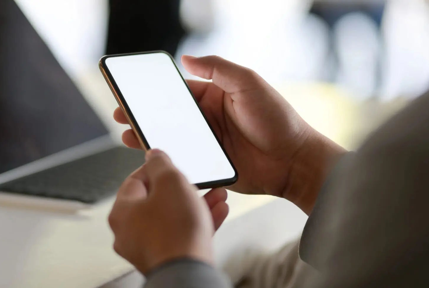 Fuente: https://depositphotos.com/photo/cropped-shot-of-young-businessman-looking-at-blank-screen-smartphone-in-modern-office-room-326645870.html